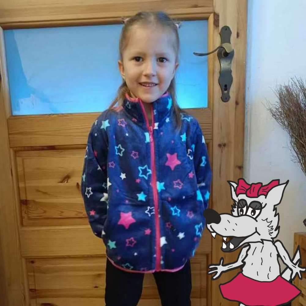 Spokojená zákaznice v nové mikině Wolf od Wolfky