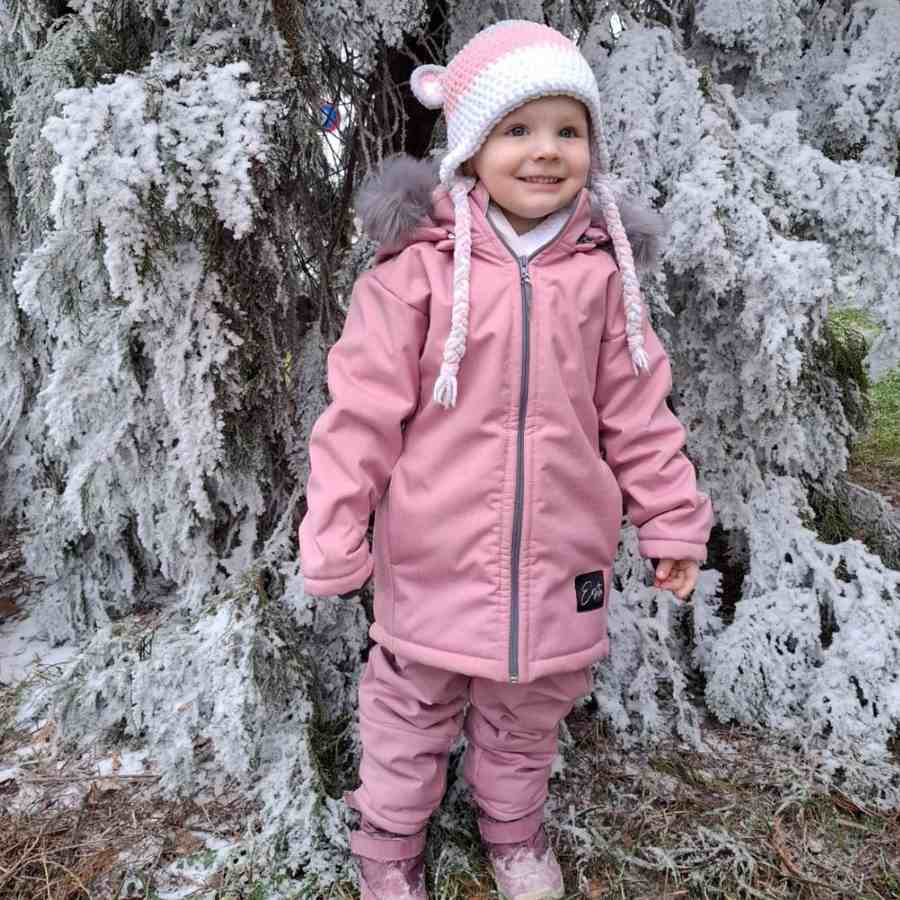 Spokojená zákaznice v zimním kompletu Esito s kožíškem