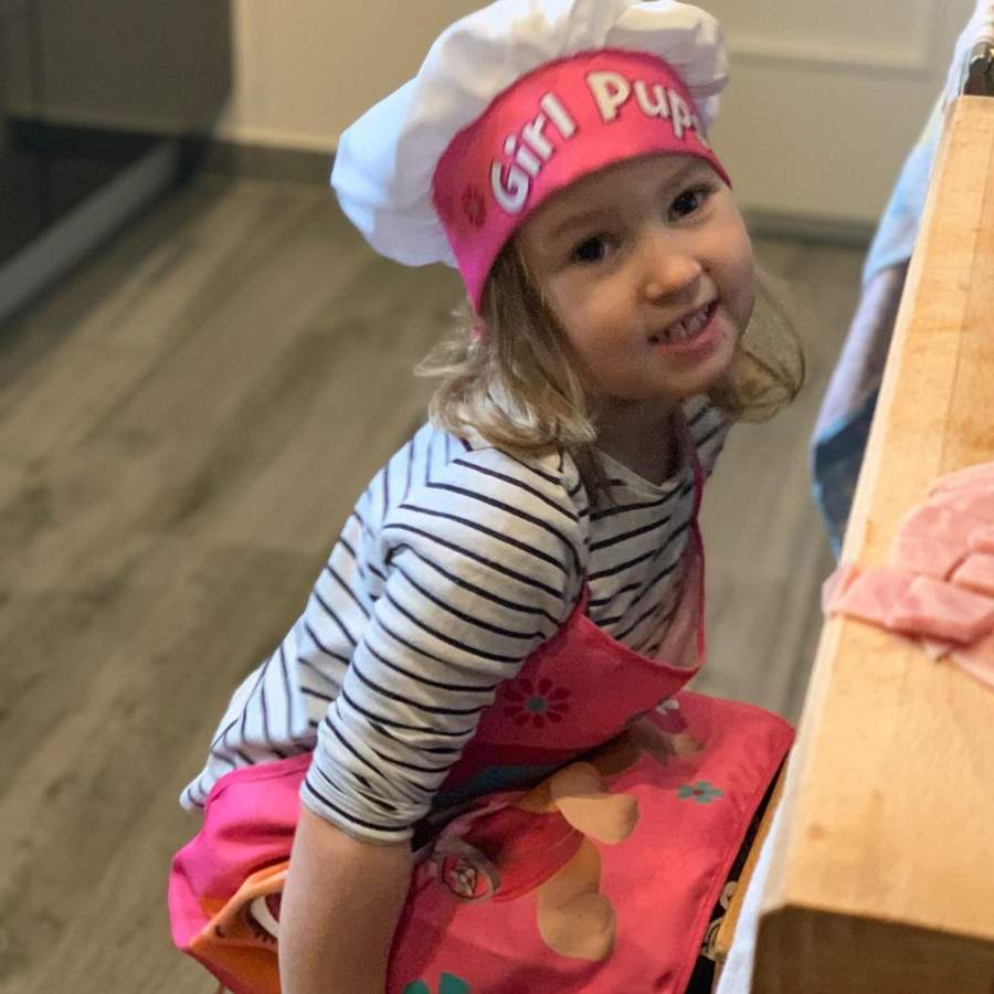 Spokojená zákaznice v zástěrce Paw Patrol